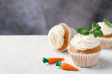 Hafif desenli masada naneli havuçlu kekler, yakın plan. Metin için boşluk