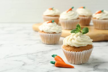 Beyaz mermer masada naneli havuçlu kek, yakın plan. Metin için boşluk