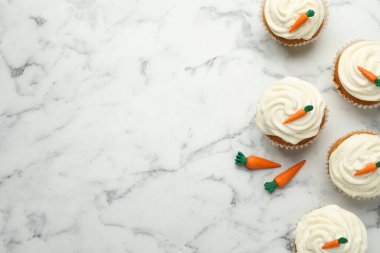 Lezzetli havuçlu kekler beyaz mermer masada, düz yerde. Metin için boşluk