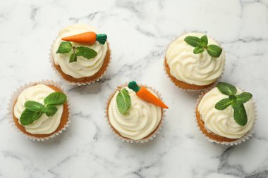 Beyaz mermer masa üzerinde naneli havuç kekleri, düz yatıyordu.