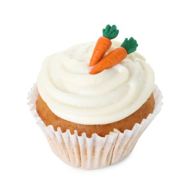 Bir lezzetli havuçlu kek, beyaz üzerine izole edilmiş.