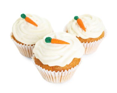 Beyaza izole edilmiş lezzetli havuçlu kekler. Tatlı nefis.