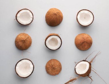 Gri arka planda taze hindistan cevizleri, düz bir zemin.