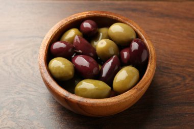 Lezzetli zeytinler ahşap masada, yakın plan.