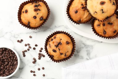 Beyaz mermer masa üzerinde çikolata parçalı lezzetli kek, düz yatıyordu.