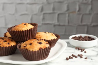 Beyaz mermer masa üzerinde çikolata parçalı lezzetli kek, yakın plan.