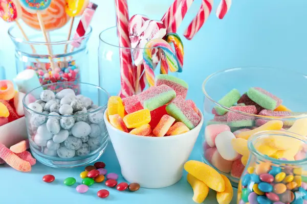 Çikolata. Açık mavi arkaplanda birçok farklı tatlı, yakın plan