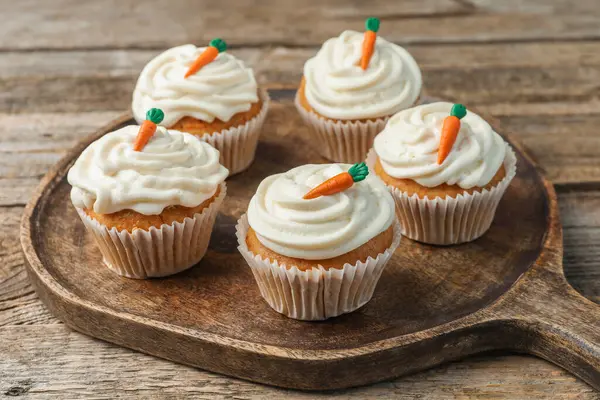 Ahşap masada nefis havuçlu kekler, yakın plan.