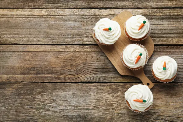 Tahta masada havuçlu kekler, düz bir şekilde. Metin için boşluk