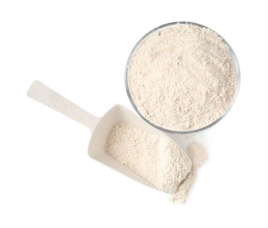 Kahverengi pirinç unu kasede ve kepçe beyaz, üst görünümde izole