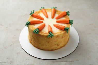 Açık gri masada nefis ev yapımı havuçlu kek.