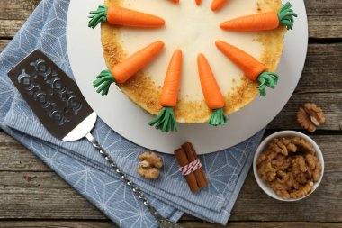 Tahta masada servis edilen nefis ev yapımı havuçlu kek.