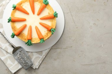 Nefis ev yapımı havuçlu kek ve garson açık gri masa, üst manzara. Metin için boşluk