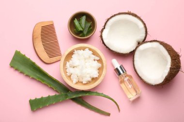 Saç tedavisi. Hindistan cevizi ezmesi, kozmetik ürünü, pembe arka planda tarak ve aloe yaprakları, düzlük