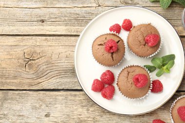 Ahududulu lezzetli çörekler ve ahşap masa üzerinde nane şekeri, düz yatak. Metin için boşluk
