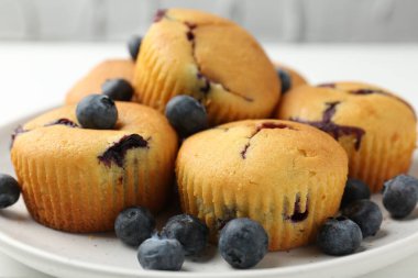 Beyaz masada yaban mersinli lezzetli kekler, yakın plan.