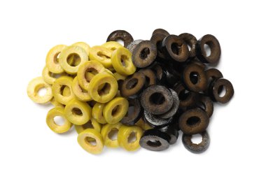 Terbiye edilmiş yeşil ve siyah zeytin halkaları beyaz, üst görünümde izole