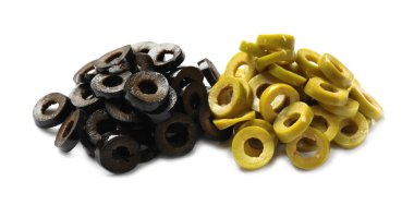 Terbiye edilmiş yeşil ve siyah zeytin halkaları beyaz üzerine izole edilmiş.