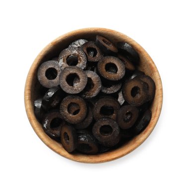 Terbiye edilmiş siyah zeytin halkaları beyaz, üst görünümde izole.