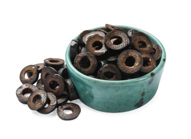 Terbiye edilmiş siyah zeytin halkaları beyaz kasede izole edilmiş.