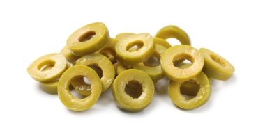 Terbiye edilmiş yeşil zeytin halkaları beyaz üzerine izole edilmiş.