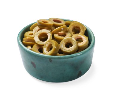 Terbiye edilmiş yeşil zeytin halkaları beyaz kasede izole edilmiş.