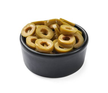 Terbiye edilmiş yeşil zeytin halkaları beyaz kasede izole edilmiş.