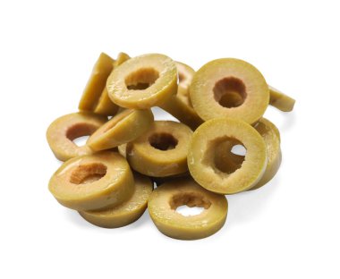Terbiye edilmiş yeşil zeytin halkaları beyaz üzerine izole edilmiş.