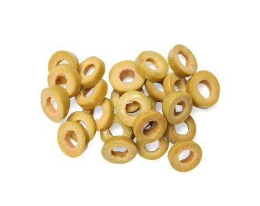 Terbiye edilmiş yeşil zeytin halkaları beyaz, üst görünümde izole