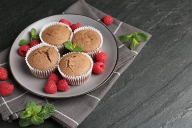 Ahududu ve nane aromalı nefis çörekler, koyu dokulu masa, yakın plan. Metin için boşluk