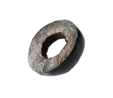 Terbiye edilmiş siyah zeytin halkası beyaz üzerine izole edilmiş.
