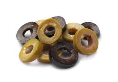 Terbiye edilmiş yeşil ve siyah zeytin halkaları beyaz üzerine izole edilmiş.