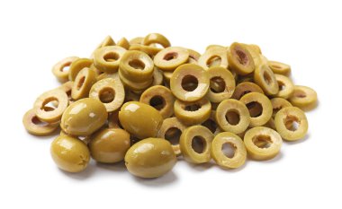 Terbiye edilmiş yeşil zeytin halkaları ve beyaz üzerine izole edilmiş tüm meyveler.