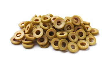 Terbiye edilmiş yeşil zeytin halkaları beyaz üzerine izole edilmiş.