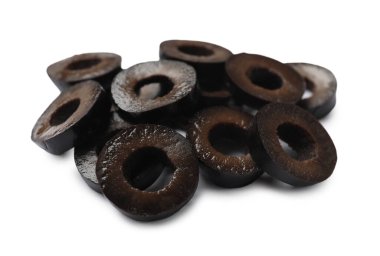 Terbiye edilmiş siyah zeytin halkaları beyaz üzerine izole edilmiş.