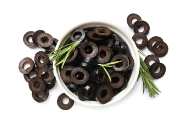 Terbiye edilmiş siyah zeytin halkaları ve biberiye kasede, beyaza izole edilmiş, üst manzara.