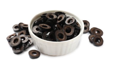 Terbiye edilmiş siyah zeytin halkaları beyaz kasede izole edilmiş.