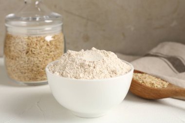 Kahverengi pirinç ve un beyaz masada, yakın plan.