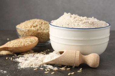 Kahverengi pirinç ve un gri masada, yakın plan.