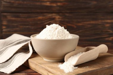 Tahta masada kahverengi pirinç unu, yakın plan.