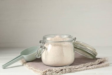 Kahverengi pirinç unu beyaz ahşap masada. Metin için boşluk