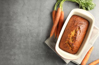 Gri masadaki havuçlu kek ve sebzeler düzdü. Metin için boşluk