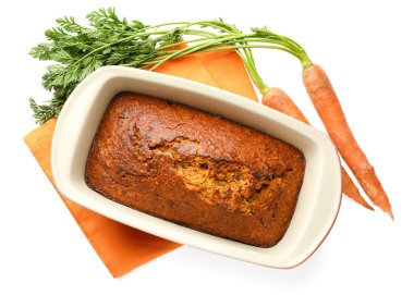 Lezzetli havuçlu kek ve sebzeler beyaz, üst manzara