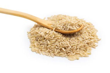 Çiğ kahverengi pirinç ve kaşık beyaza izole edilmiş.