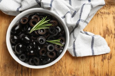 Lezzetli salamura edilmiş zeytin halkaları ve biberiyeler ahşap masada, düz yatıyordu.