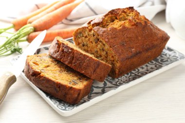 Beyaz ahşap masada fındıklı ve sebzeli ev yapımı havuçlu kek, yakın plan.