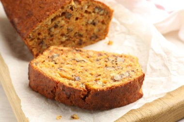 Ev yapımı havuçlu kek, masada fındıklı, yakın plan.