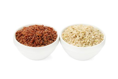Beyaz üzerine izole edilmiş farklı türde çiğ kahverengi pirinç.