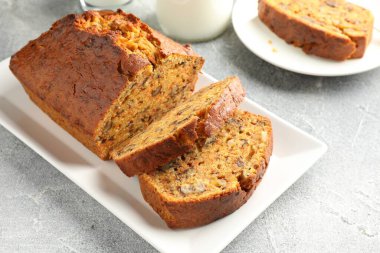 Gri masada fındıklı ev yapımı havuçlu kek, yakın plan.