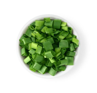 Taze doğranmış yeşil soğan kasede, beyaz manzarada izole edilmiş.